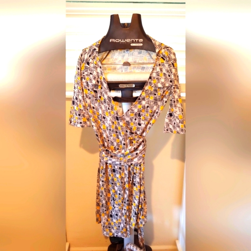 DVF Wrap dress, size 4, V-neck with collar, yellow/black/white